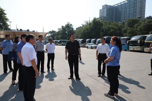 南京市交通運(yùn)輸局副局長(zhǎng)吳紅兵帶隊(duì)到長(zhǎng)客集團(tuán)慰問(wèn)一線(xiàn)駕駛員
